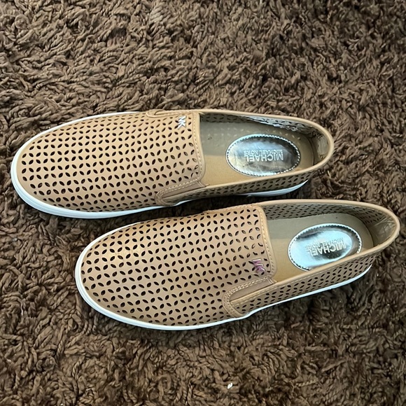 Micheal KORS Cut Out Mesh Tan Slip On Shoes Womens Size 8 - Picture 1 of 5